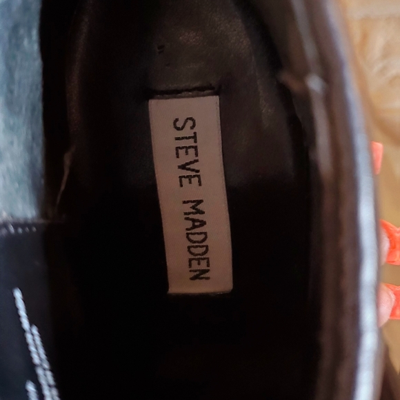 Steve Madden Leather Bootie - Picture 4 of 6